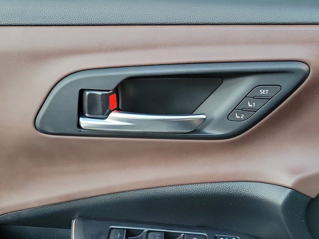 Used 2023 Toyota Crown Limited image 30