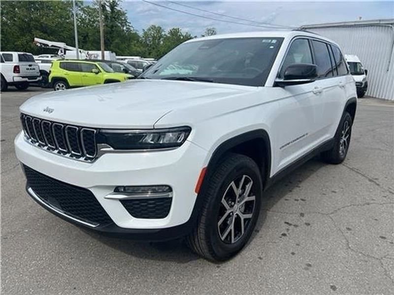Used 2025 Jeep Grand Cherokee Limited AWD/4WD image 49