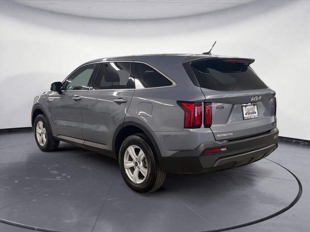 Used 2023 Kia Sorento LX image 4