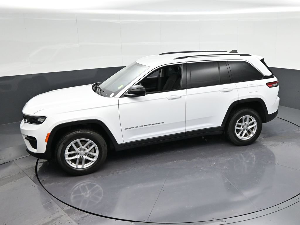 Used 2023 Jeep Grand Cherokee Laredo AWD/4WD image 31