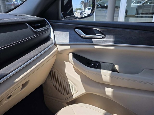 Used 2024 Jeep Grand Cherokee Limited w/ Black Appearance Package image 19