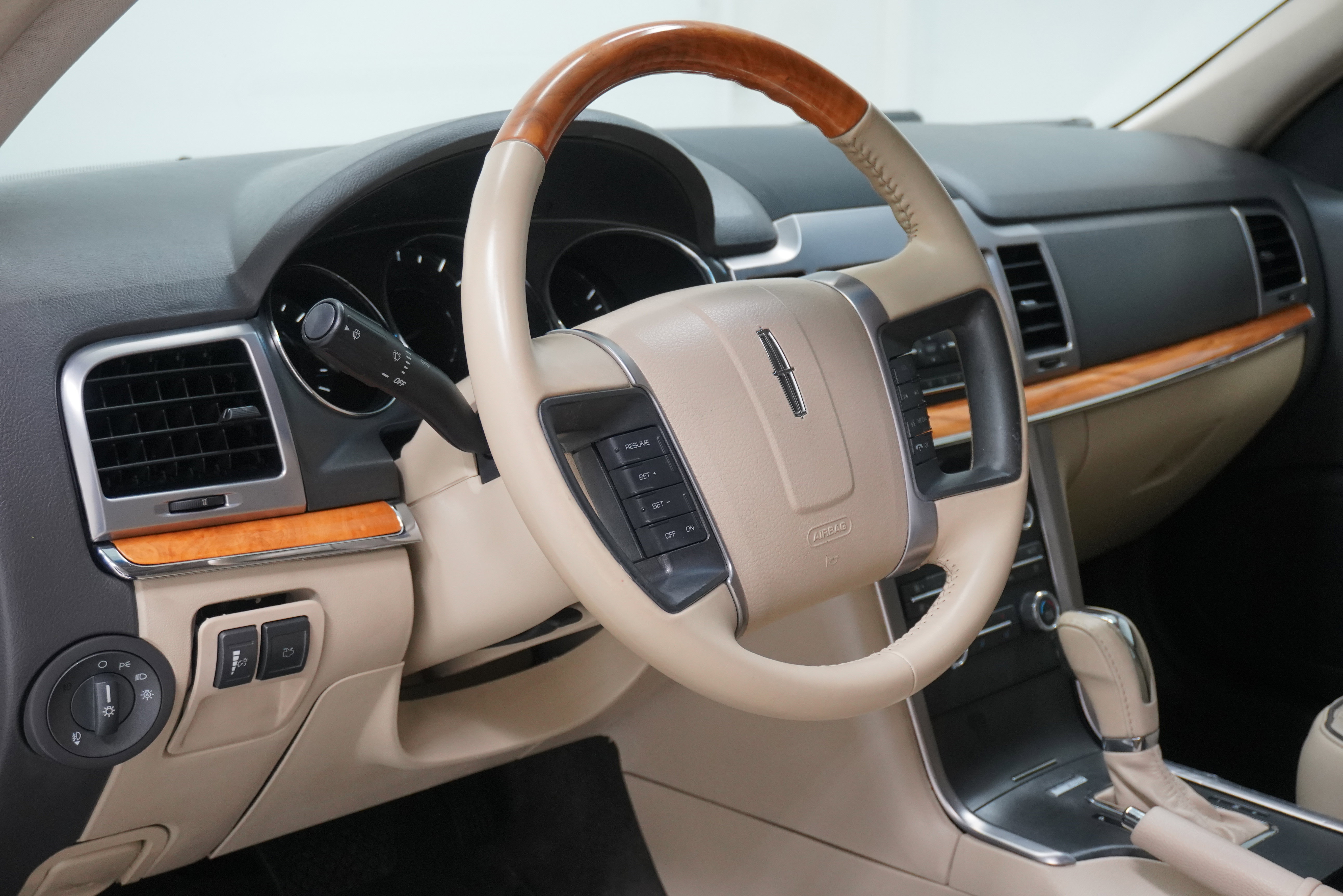 Used 2010 Lincoln MKZ image 9