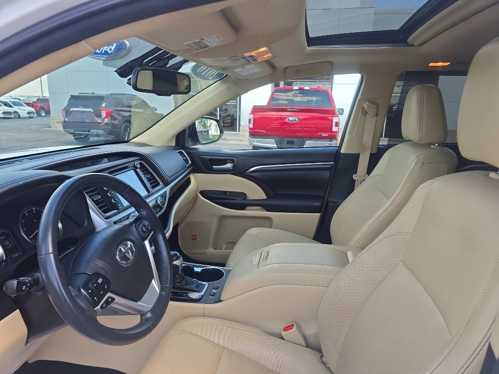 Used 2016 Toyota Highlander Limited w/ Driver Technology Package AWD/4WD image 17