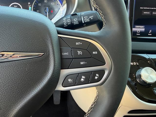 Used 2024 Chrysler Pacifica Touring-L FWD image 16