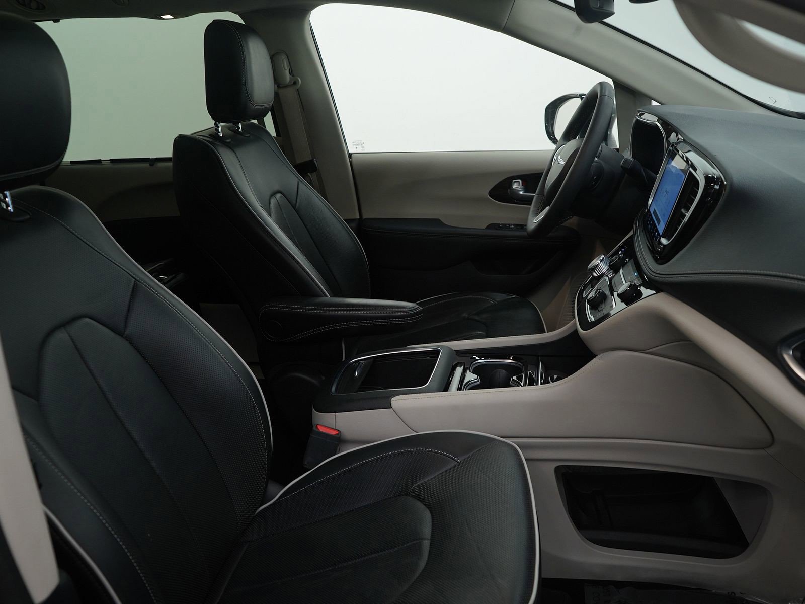 Used 2024 Chrysler Pacifica Limited image 11