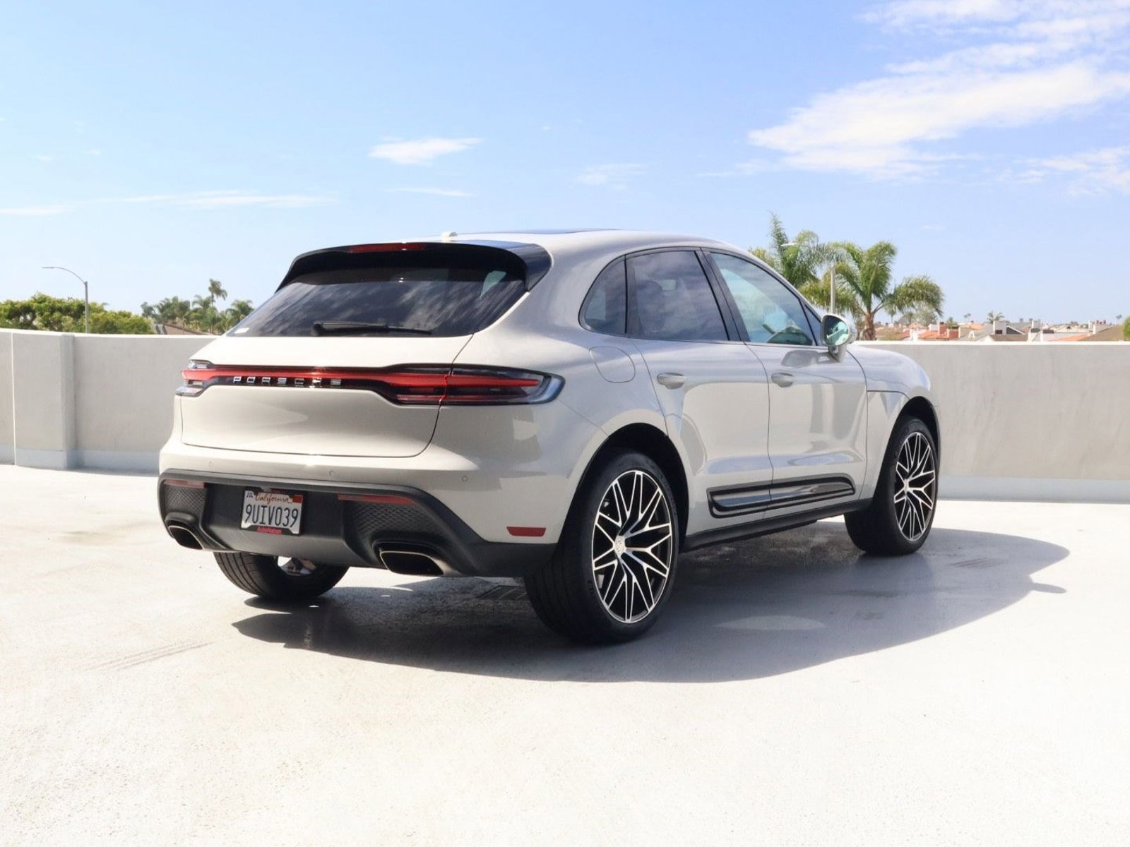 Certified 2025 Porsche Macan image 9