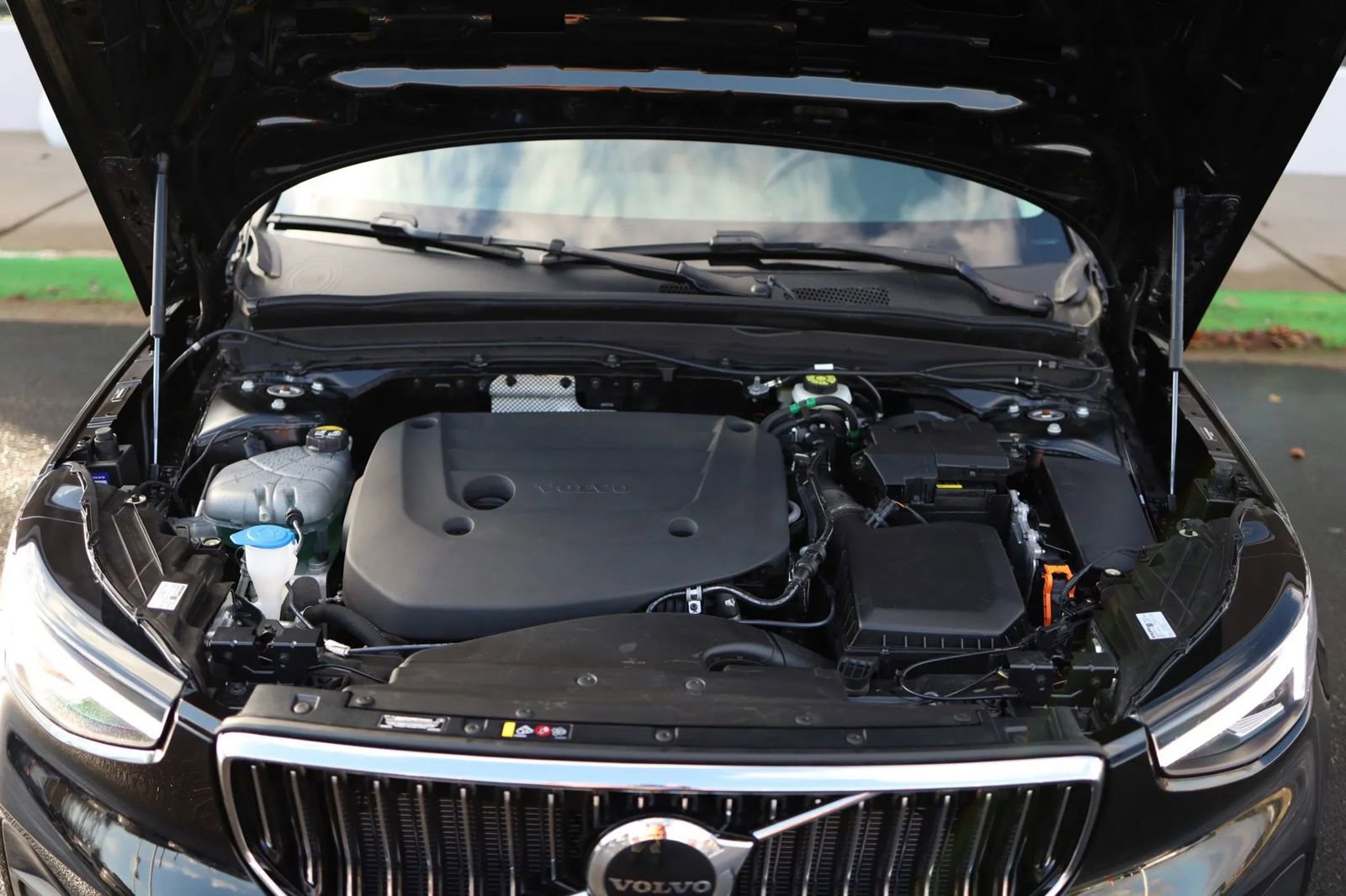 Used 2025 Volvo XC40 B5 Core image 55