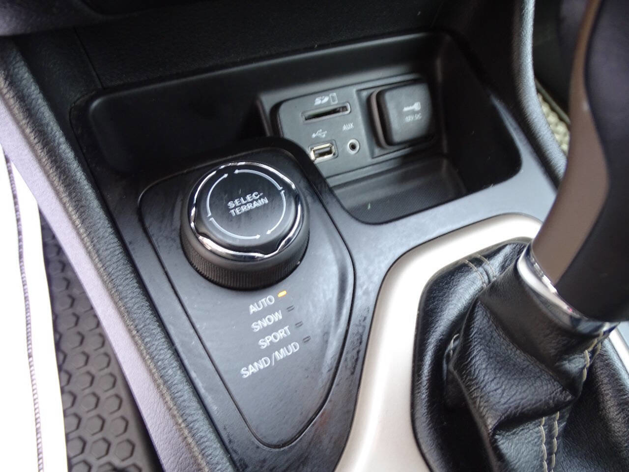 Used 2018 Jeep Cherokee Sport w/ Cold Weather Group AWD/4WD image 25