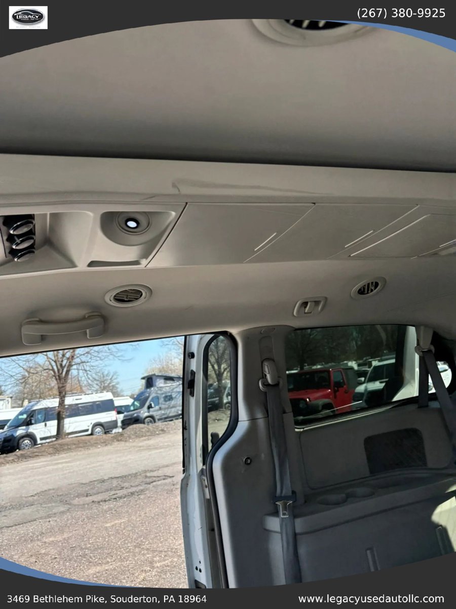 Used 2010 Chrysler Town & Country Touring FWD image 38