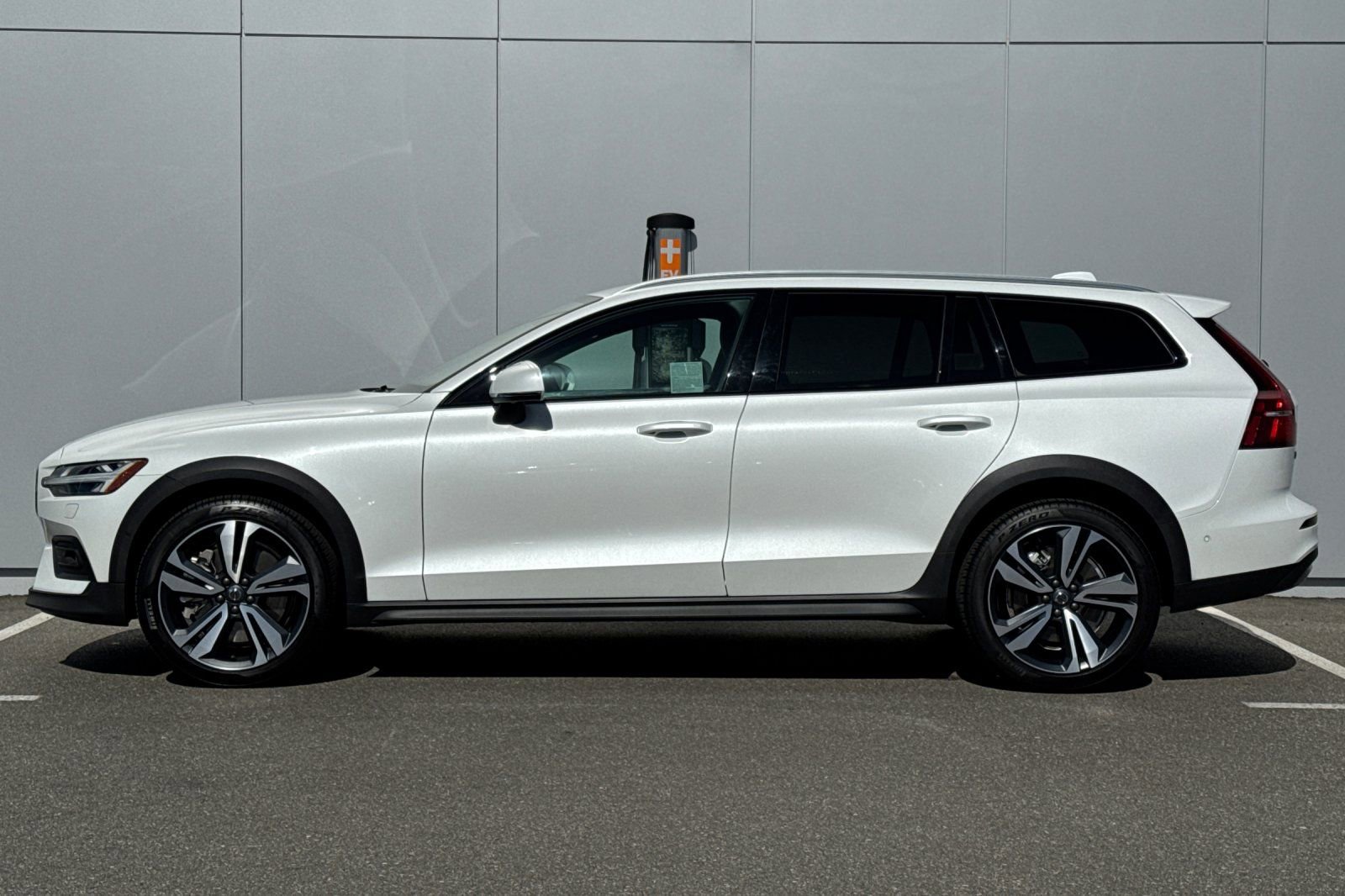 Certified 2026 Volvo V60 B5 Cross Country Plus w/ Climate Package AWD/4WD image 2