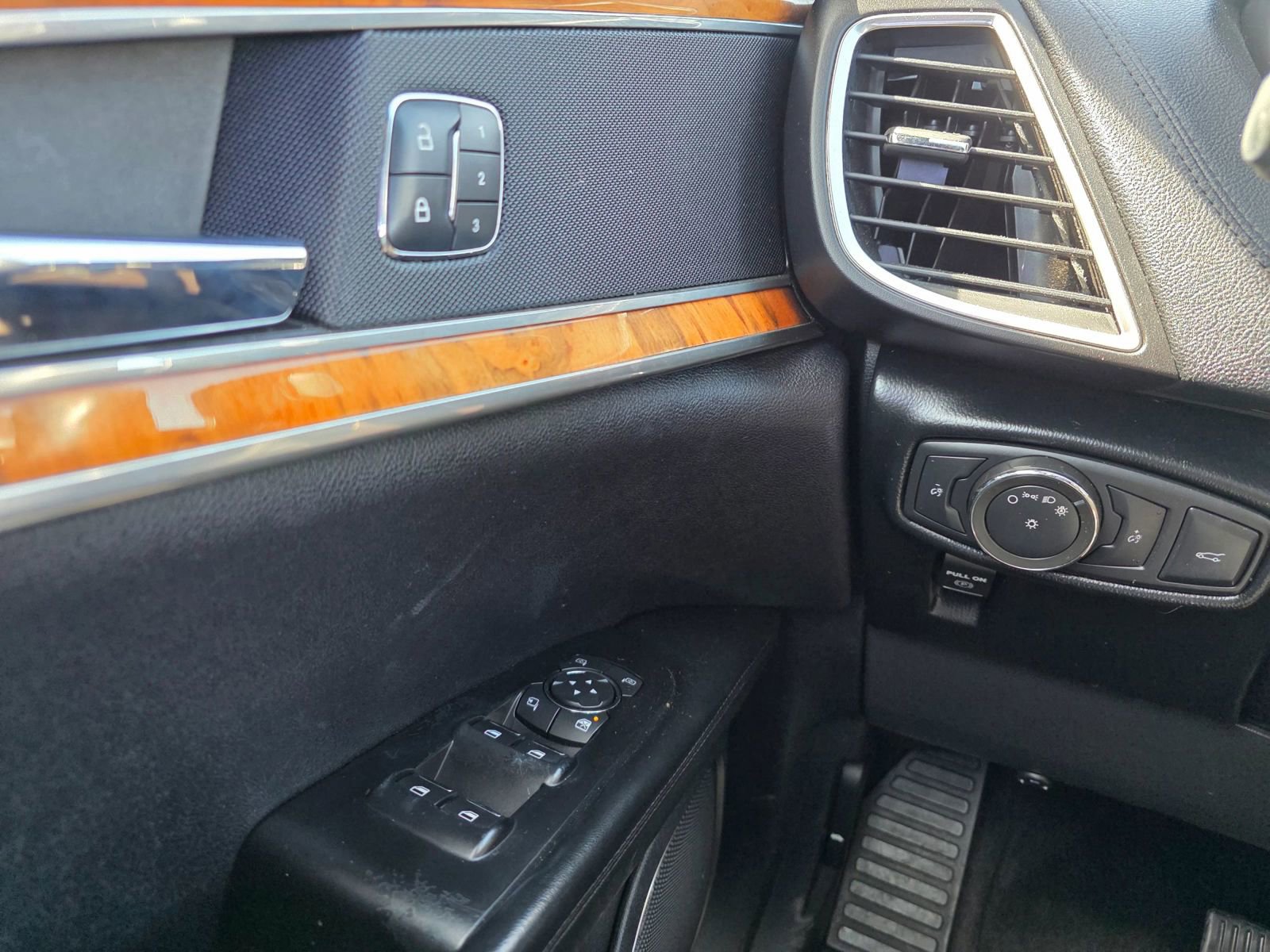 Used 2017 Lincoln MKX Select image 19