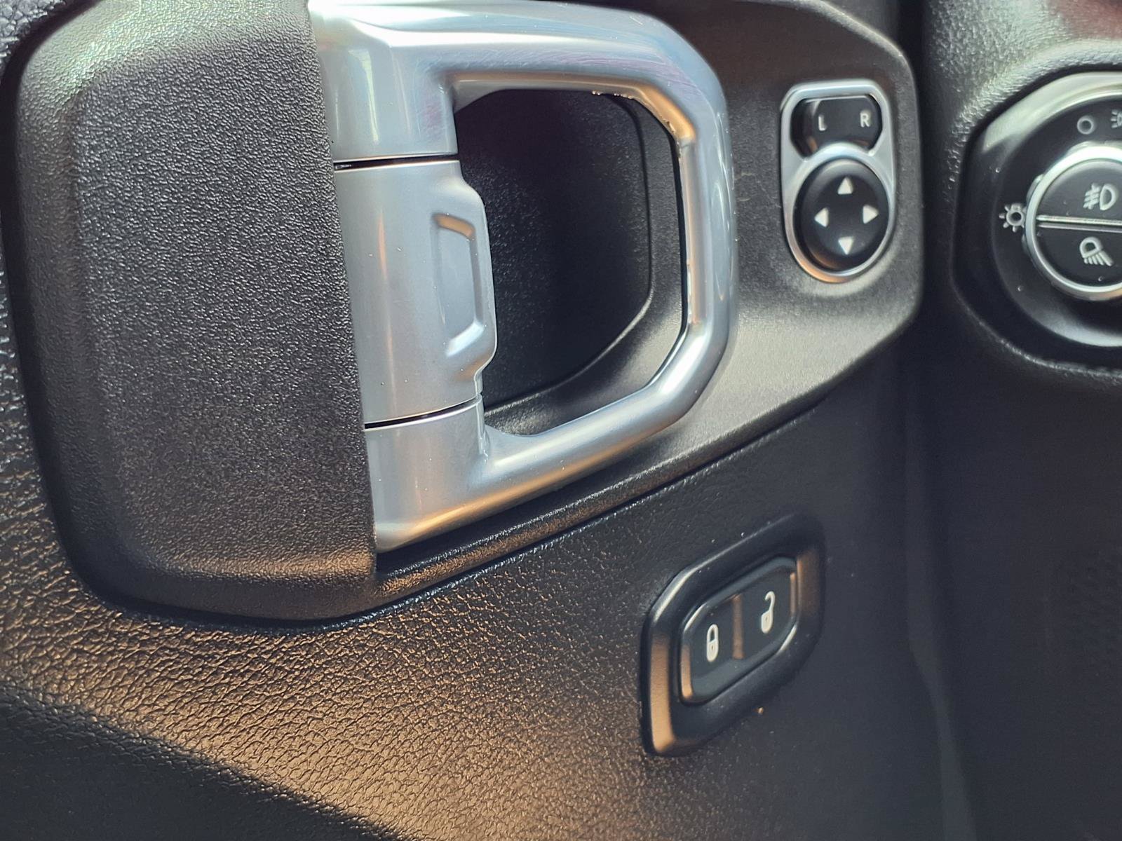 Used 2023 Jeep Gladiator Rubicon AWD/4WD image 12