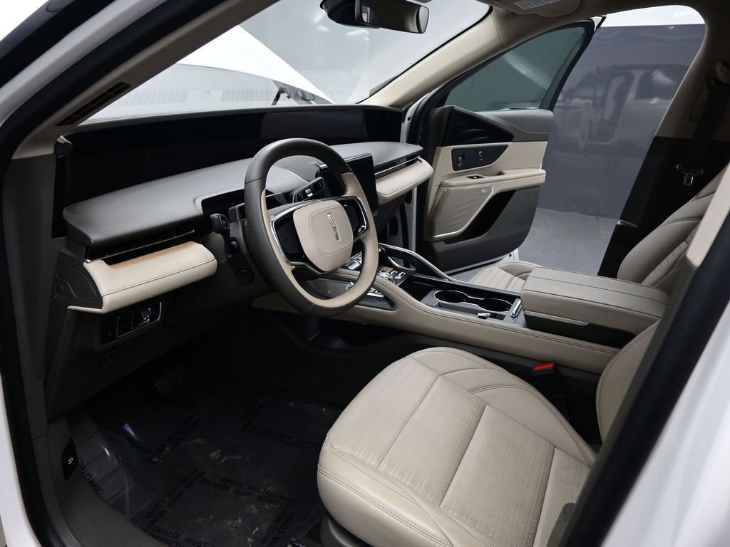 Used 2025 Lincoln Nautilus Reserve w/ Jet Appearance Package image 8