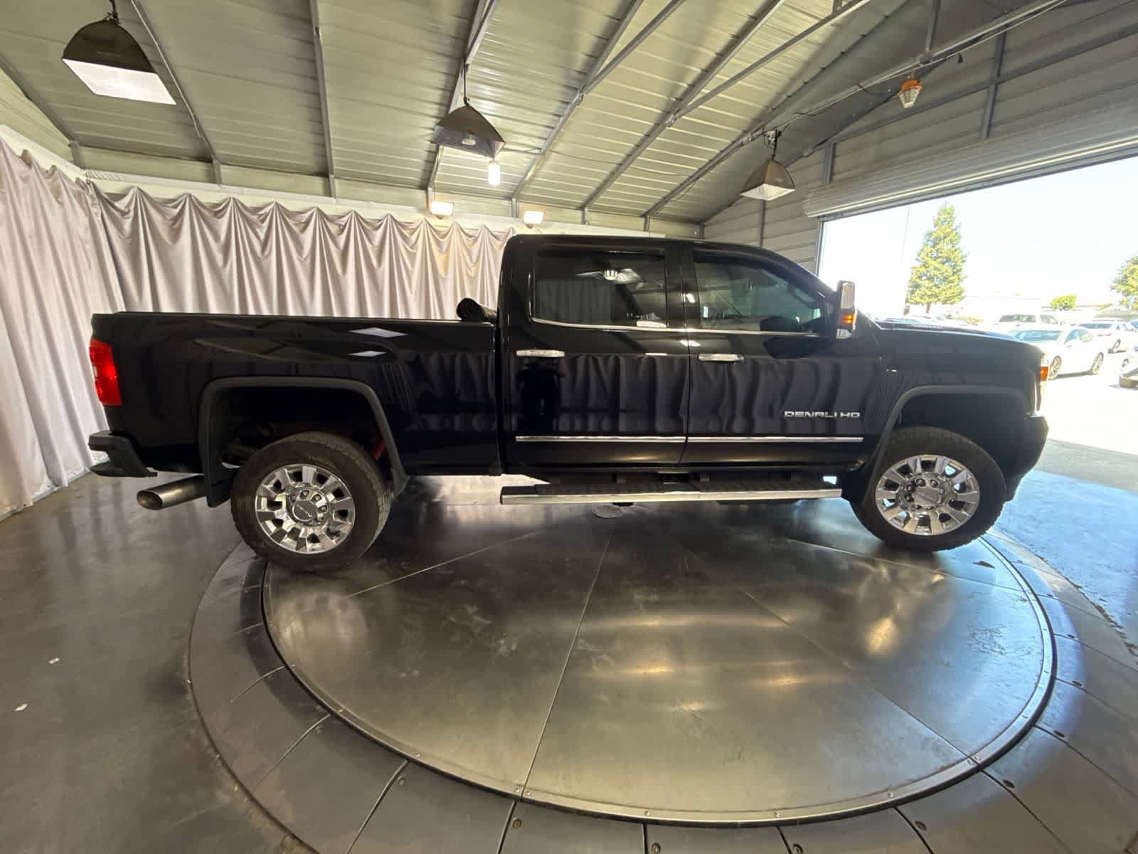 Used 2018 GMC Sierra 2500 Denali w/ Duramax Plus Package AWD/4WD image 4