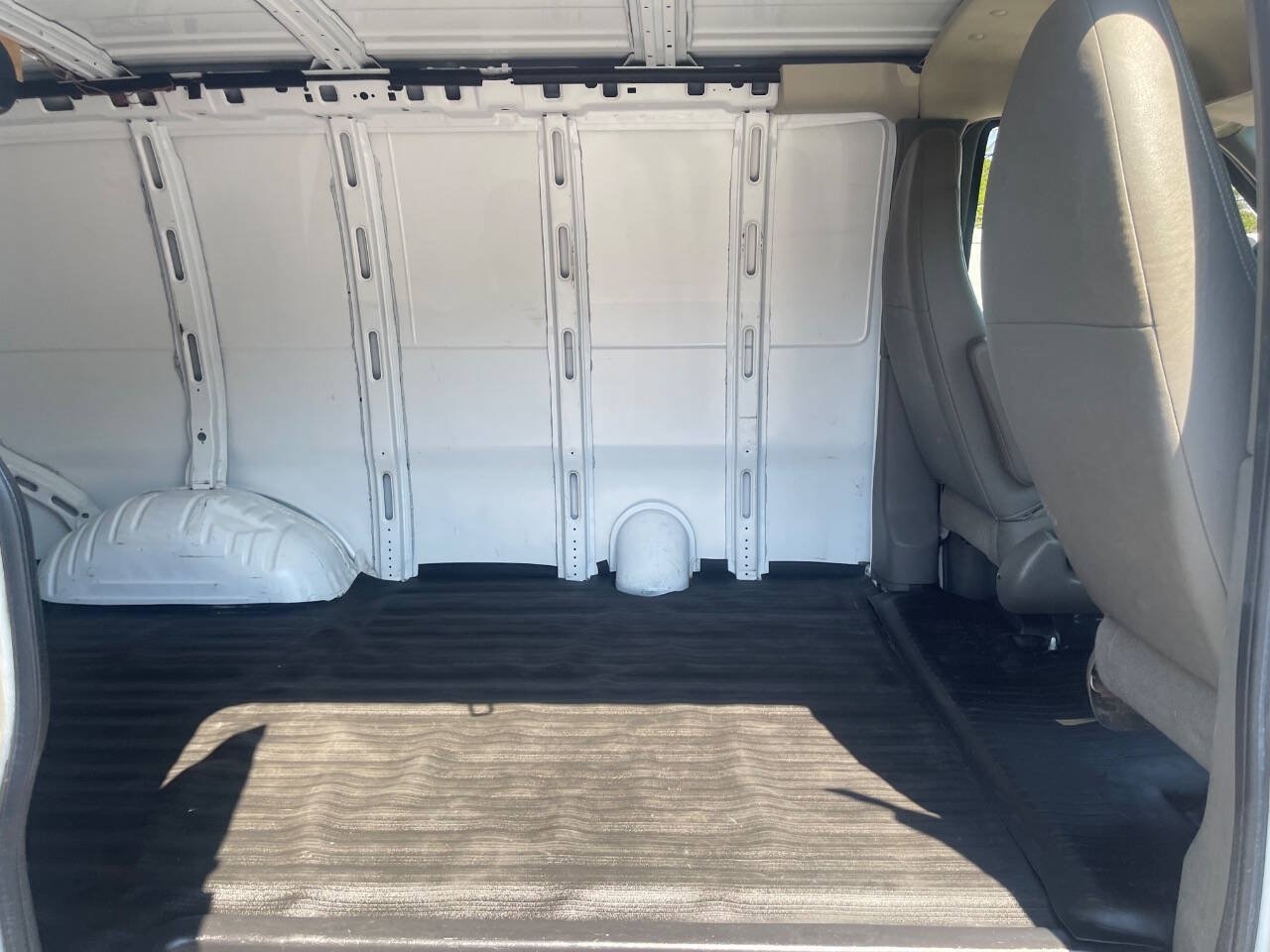 Used 2012 Chevrolet Express 1500 RWD image 22
