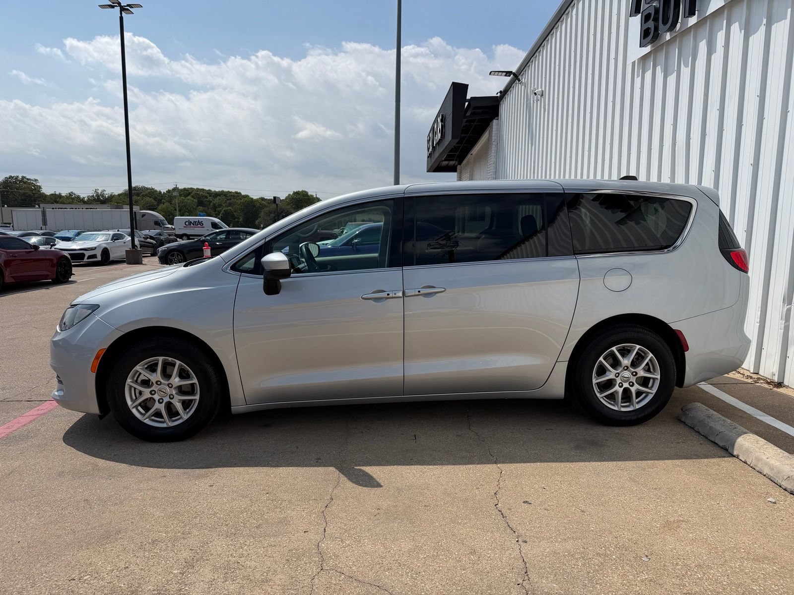 Used 2023 Chrysler Voyager LX FWD image 3