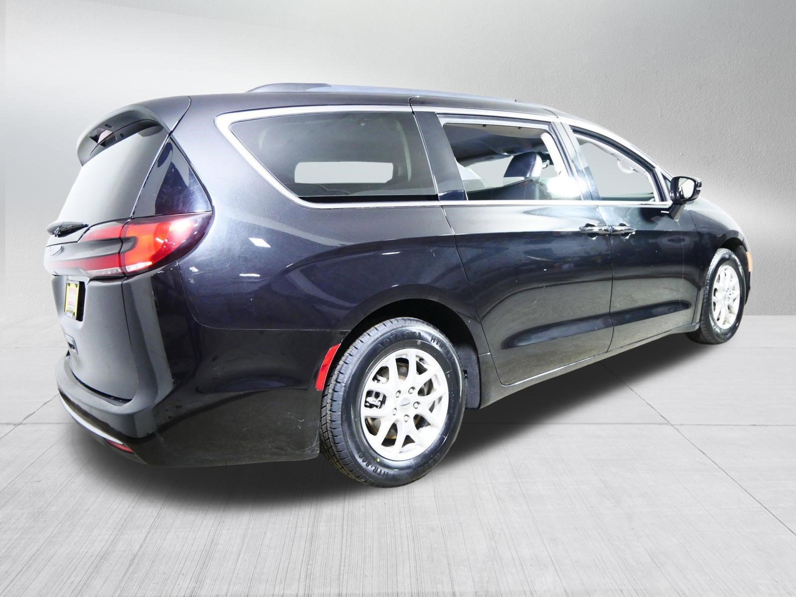 Used 2022 Chrysler Pacifica Touring-L image 7