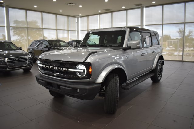 Used 2024 Ford Bronco Outer Banks AWD/4WD image 3