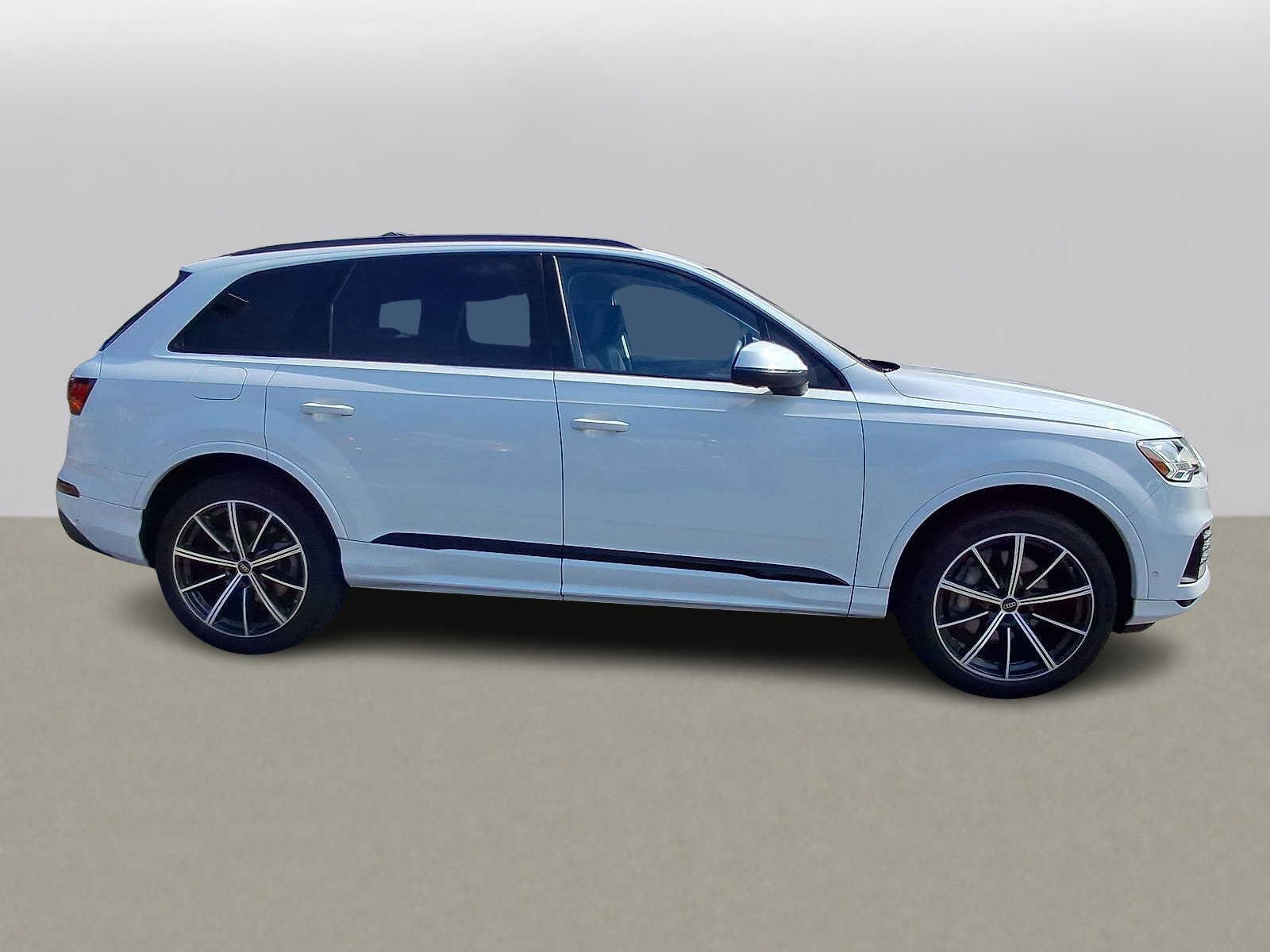Used 2023 Audi Q7 3.0T Premium Plus w/ Premium Plus Package AWD/4WD image 32