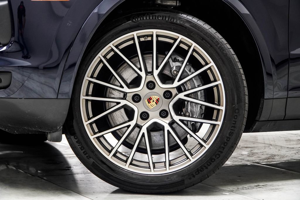 Used 2023 Porsche Cayenne Platinum Edition image 3