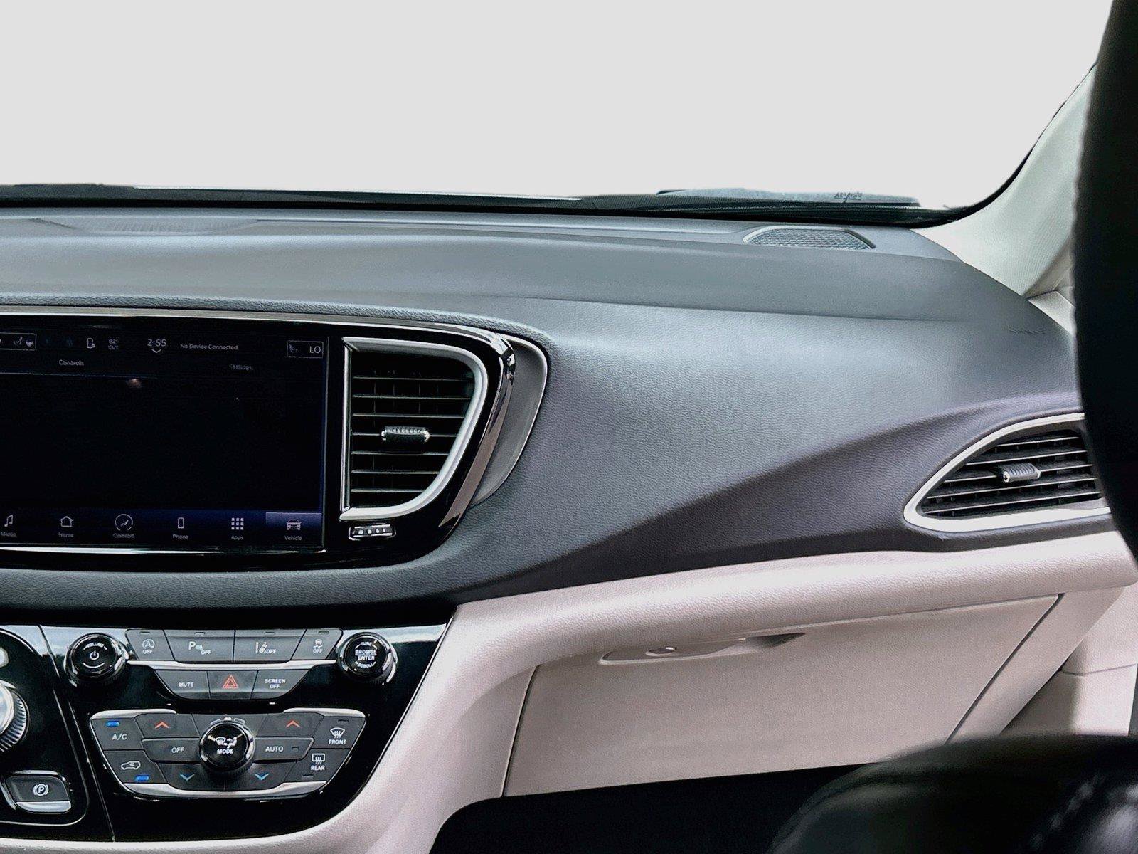 Used 2024 Chrysler Pacifica Touring-L FWD image 20
