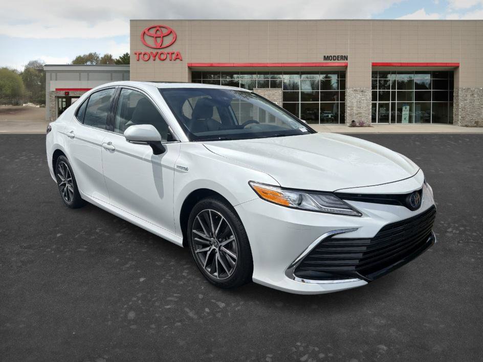 Used 2021 Toyota Camry XLE w/ Navigation Upgrade Package FWD image 3