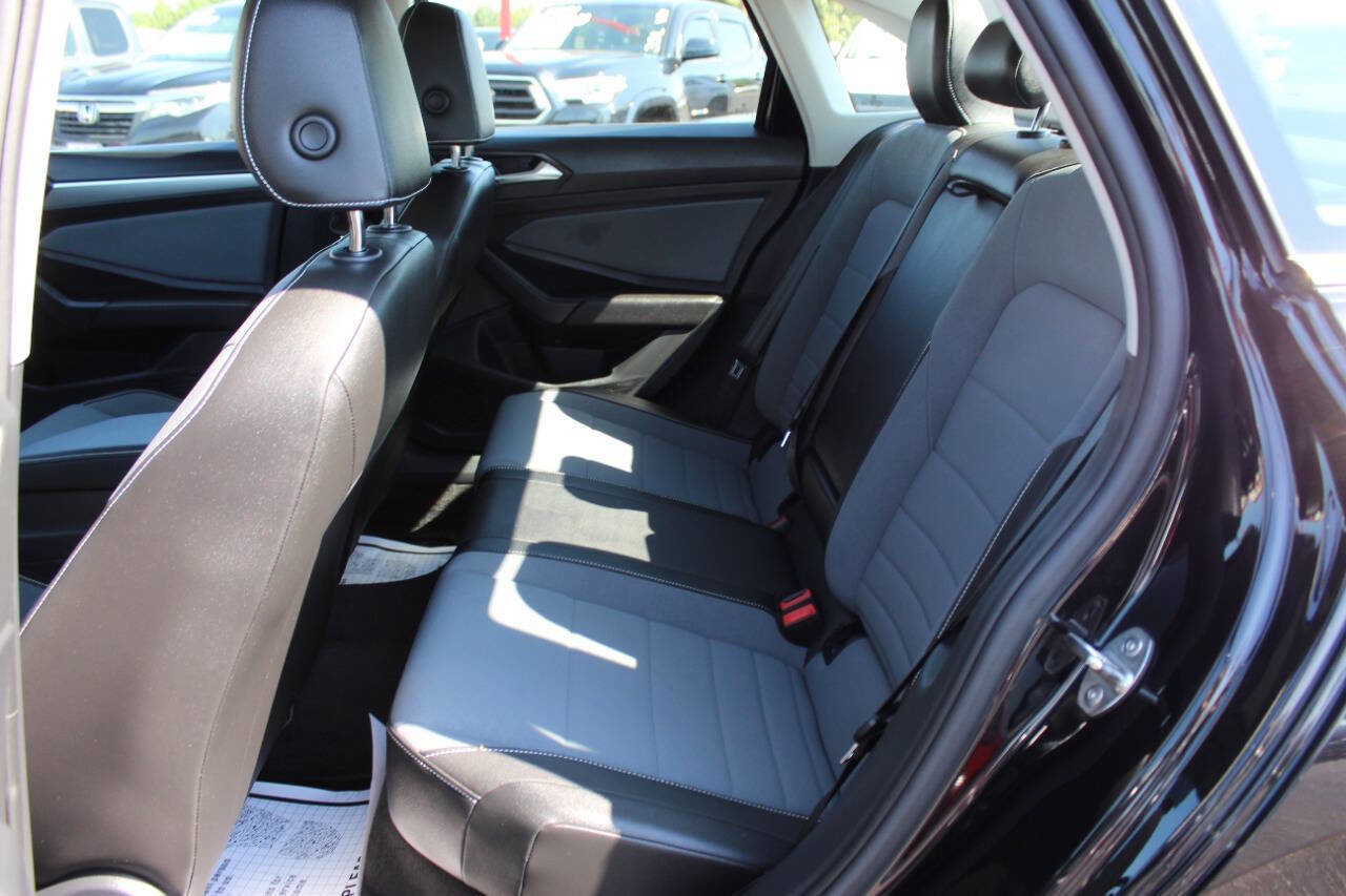 Used 2025 Volkswagen Jetta SE image 14