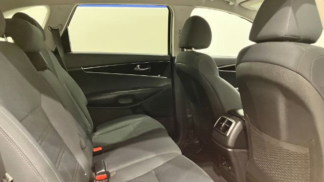 Used 2019 Kia Sorento LX image 29