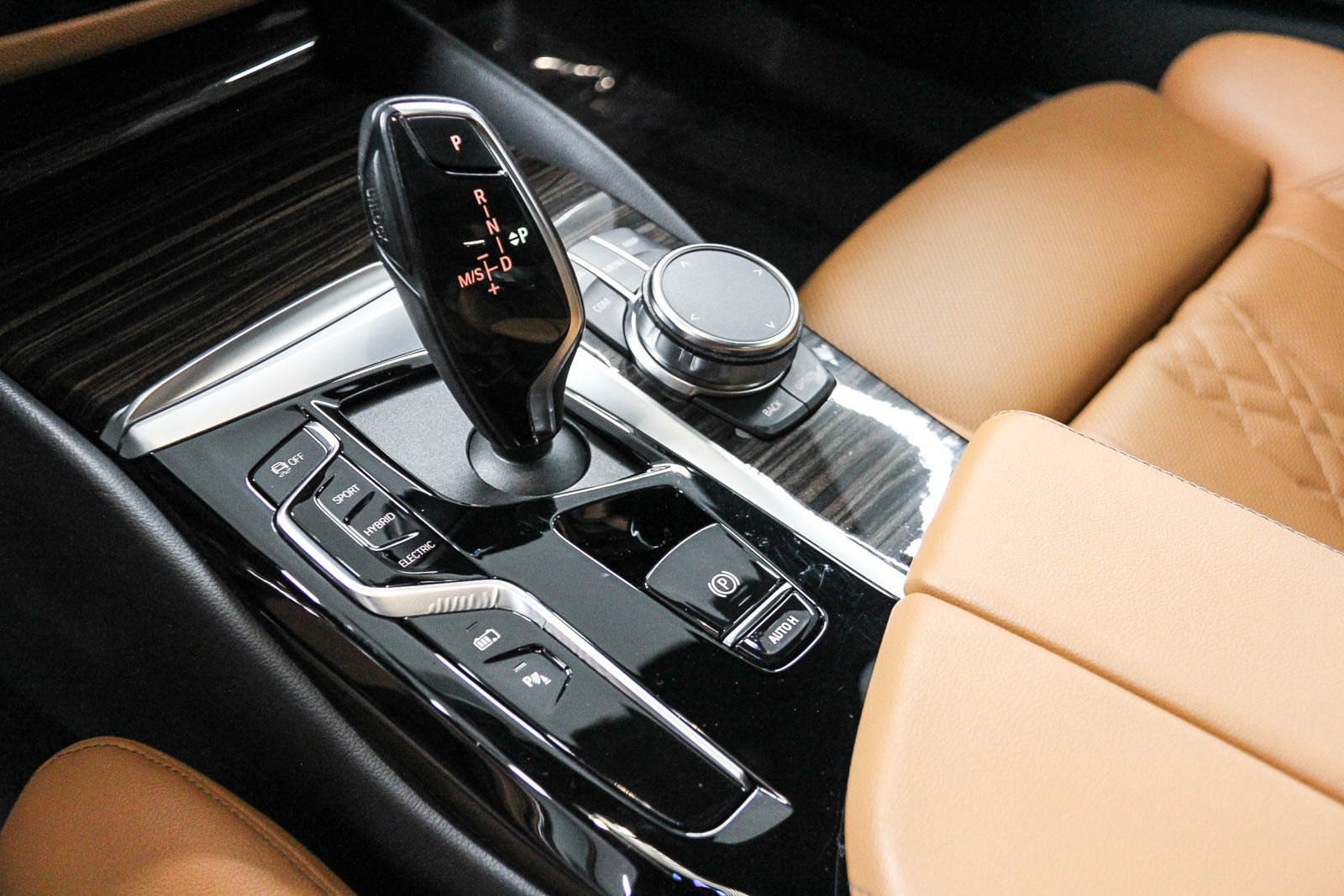 Certified 2023 BMW 530e w/ Convenience Package image 20