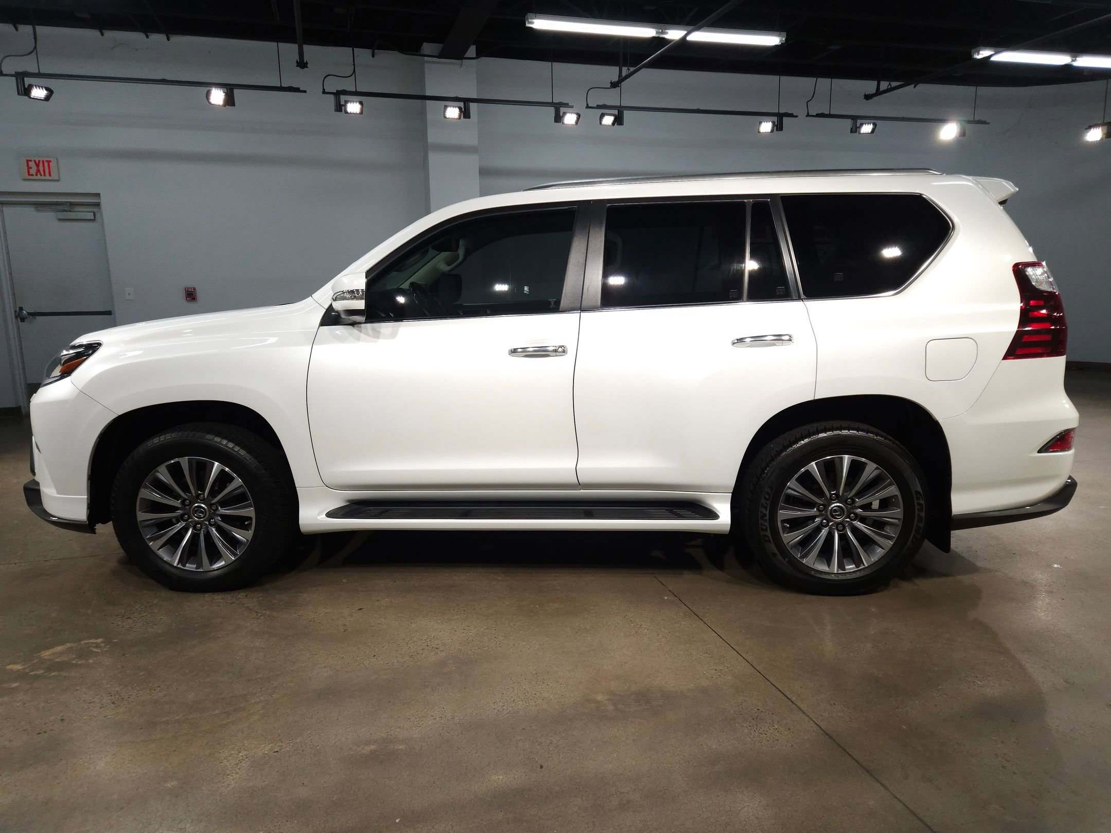 Used 2021 Lexus GX 460 Luxury w/ Sport Design Package AWD/4WD image 4