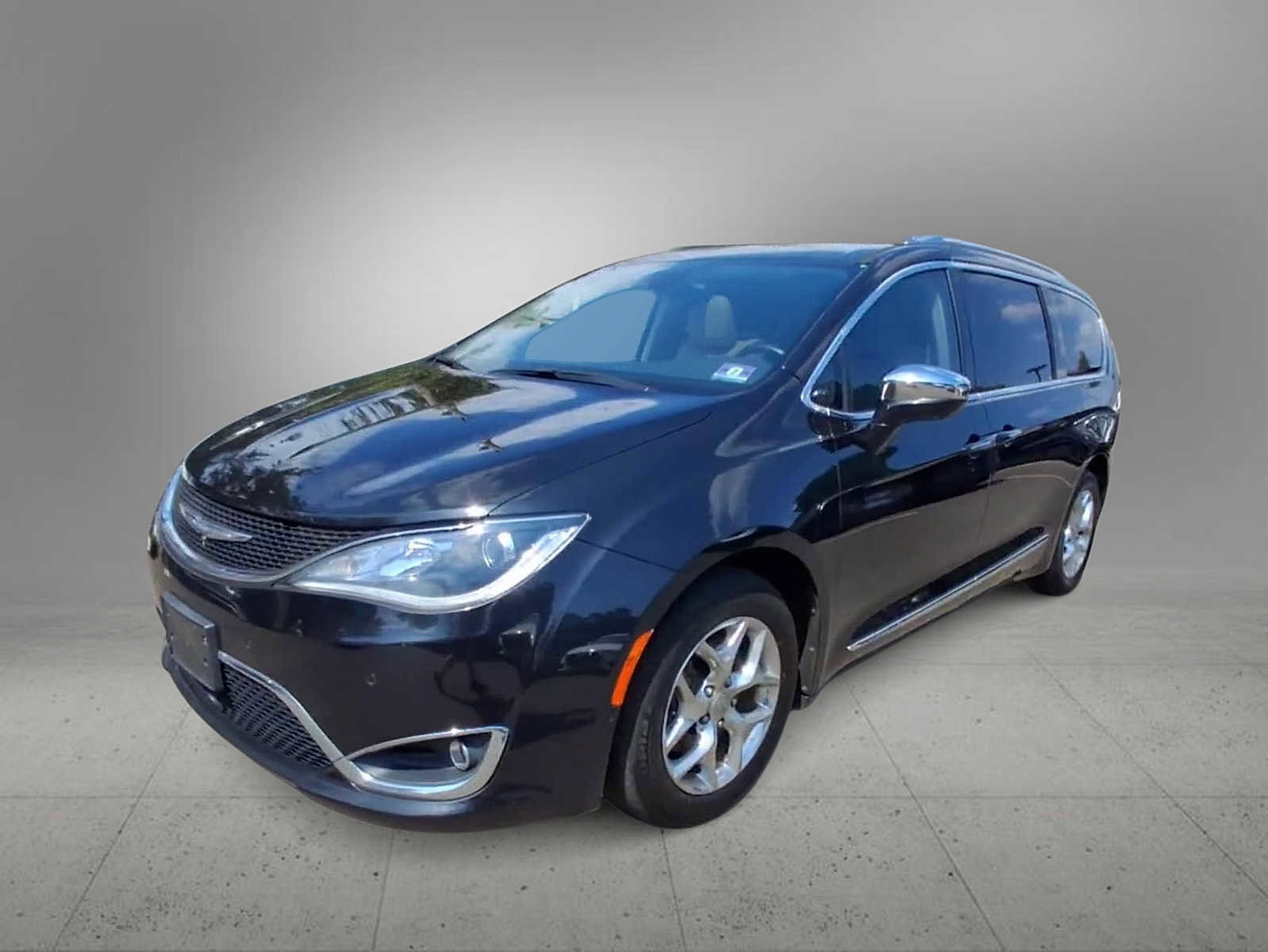 Used 2017 Chrysler Pacifica Limited image 4