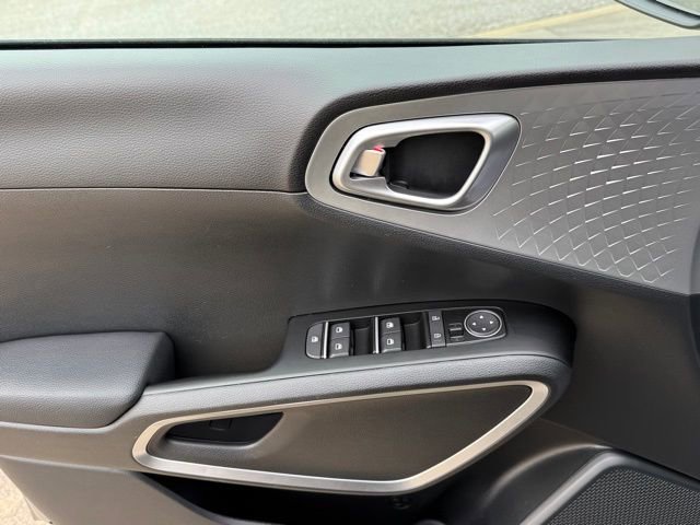 Used 2025 Kia Soul LX image 15