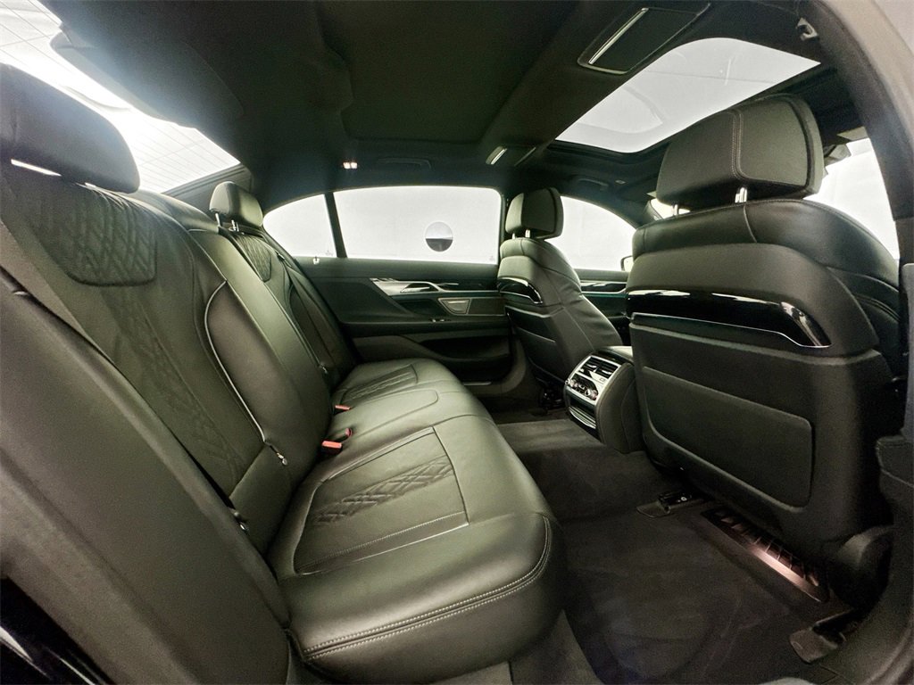 Used 2019 BMW 750i image 26