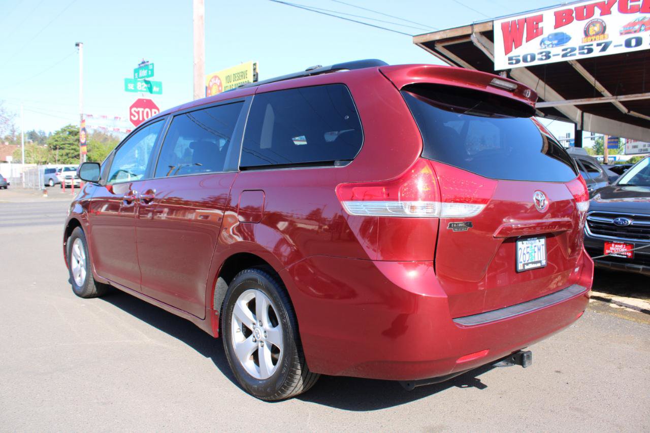 Used 2011 Toyota Sienna LE FWD image 4