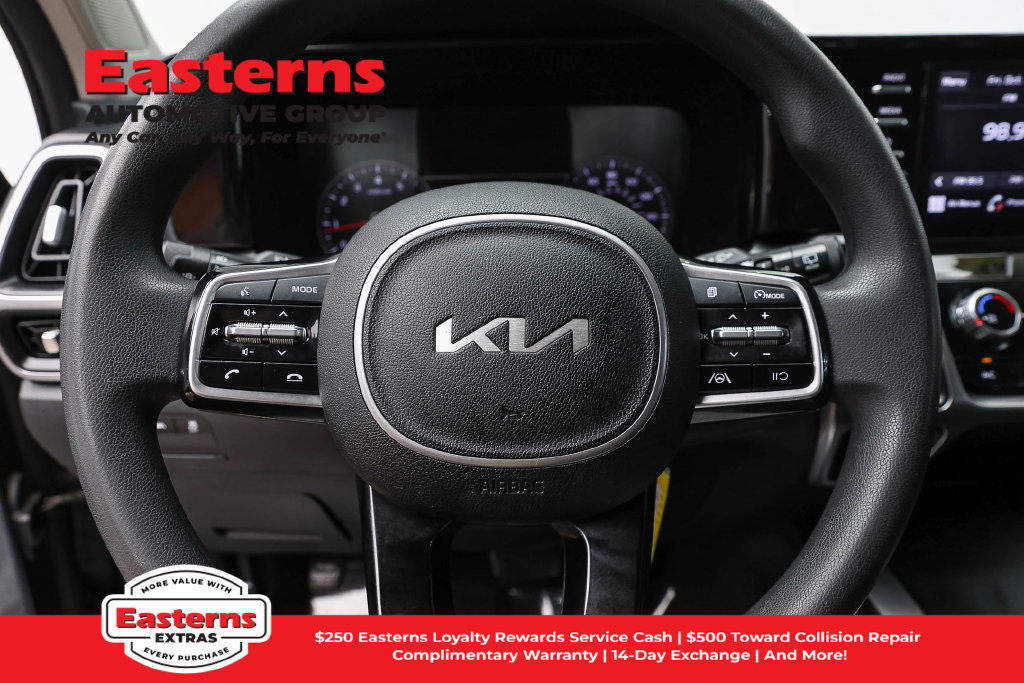 Used 2022 Kia Sorento LX AWD/4WD image 11