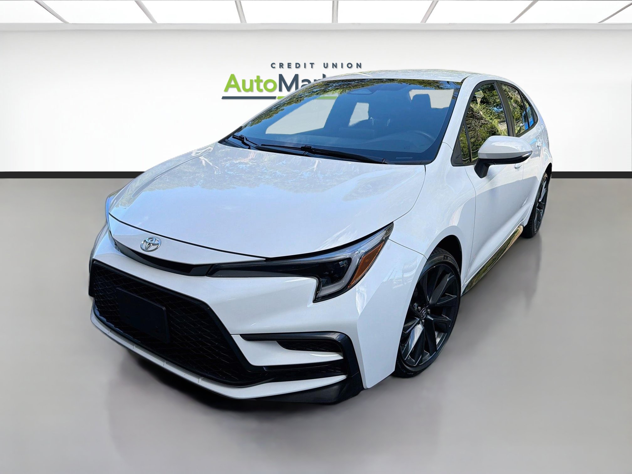 Used 2026 Toyota Corolla SE FWD image 3