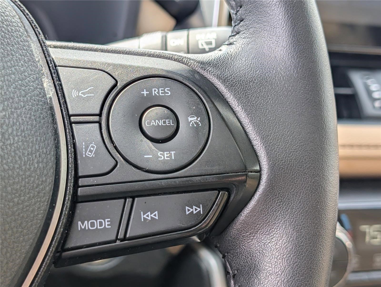 Used 2021 Toyota RAV4 XLE Premium image 23