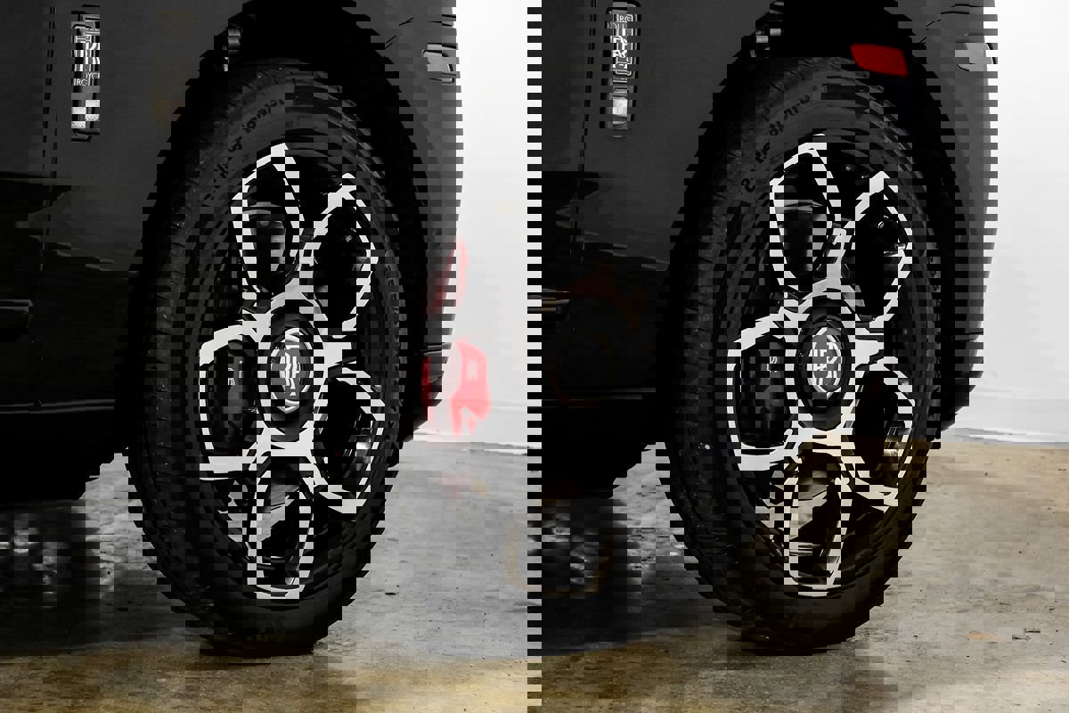 Used 2022 Rolls-Royce Cullinan Black Badge w/ Dark Exterior Package image 65