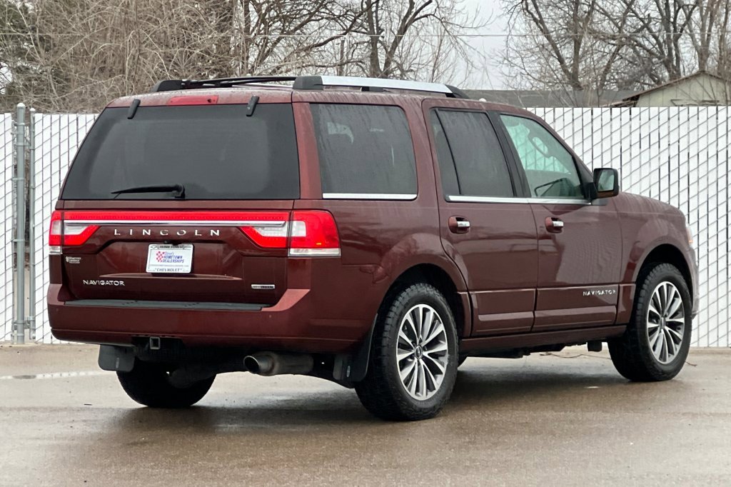Used 2016 Lincoln Navigator Select image 4
