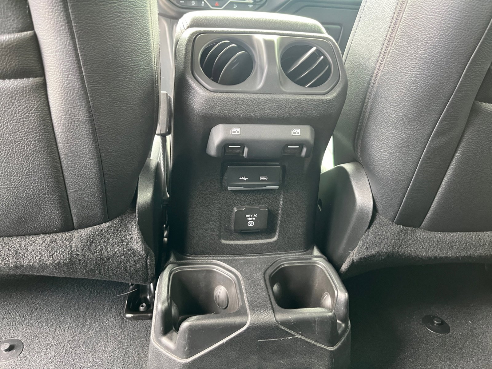 Used 2018 Jeep Wrangler Unlimited Sahara image 32