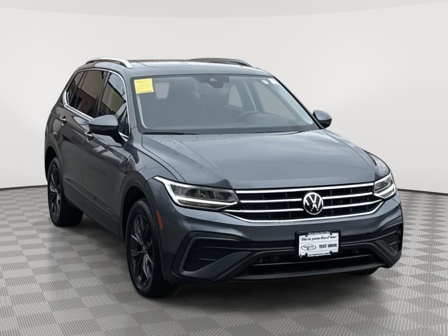 Used 2022 Volkswagen Tiguan SE w/ Panoramic Sunroof Package image 3