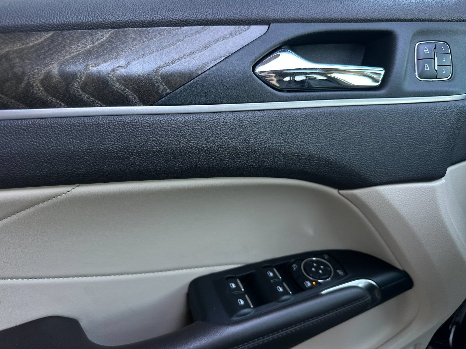 Used 2019 Lincoln MKC Reserve FWD image 11