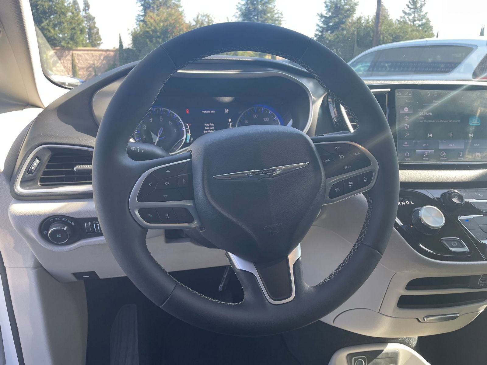 Used 2024 Chrysler Pacifica Touring-L image 31