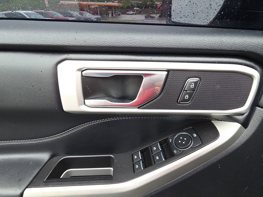 Used 2022 Ford Explorer XLT w/ Equipment Group 202A AWD/4WD image 13