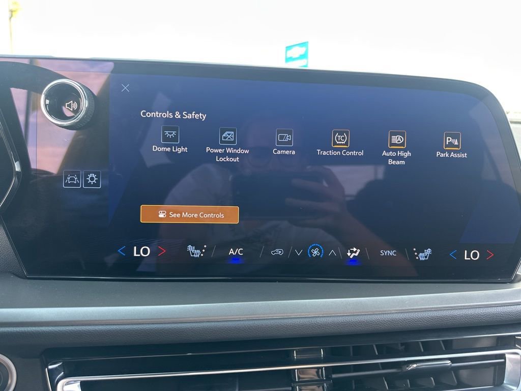 Used 2025 Chevrolet Traverse LT w/ Midnight/Sport Edition image 44