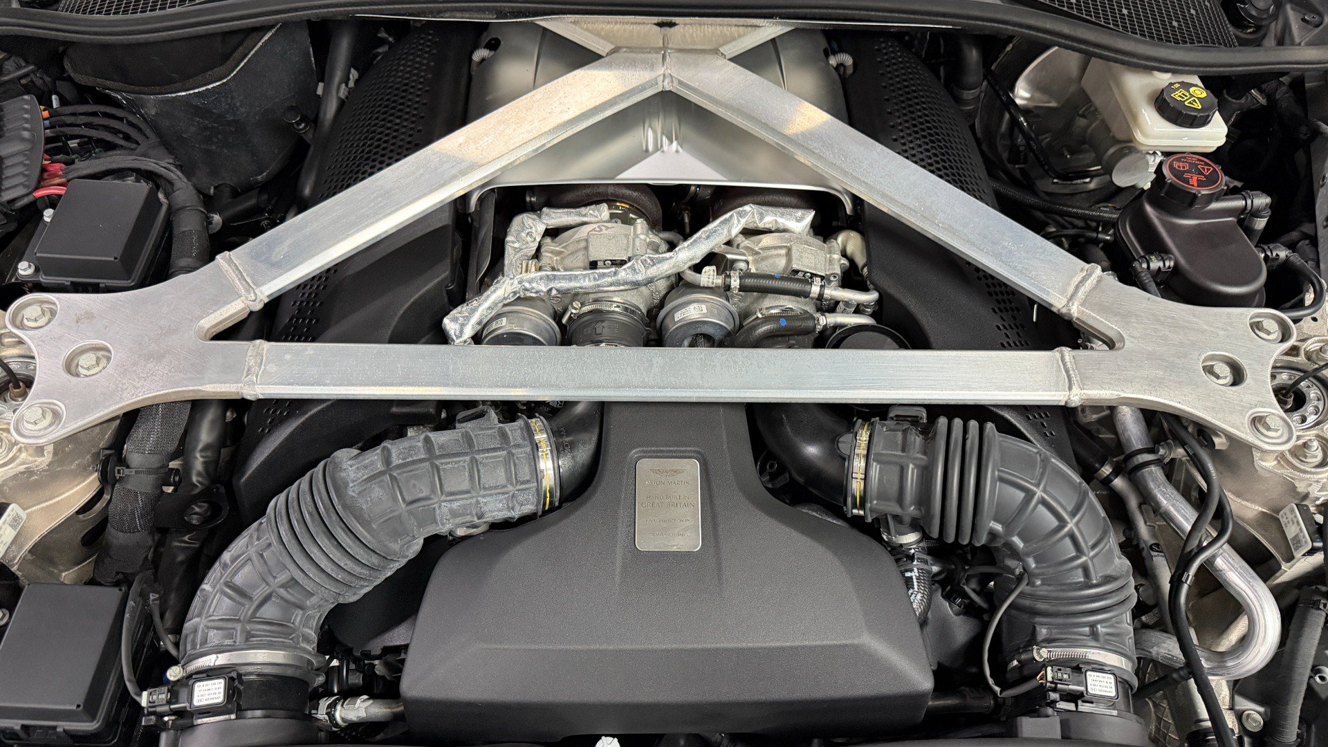 Used 2021 Aston Martin V8 Vantage Coupe RWD image 53