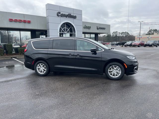 New 2026 Chrysler Pacifica Select image 2
