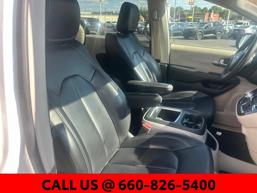 Used 2023 Chrysler Pacifica Touring-L FWD image 7