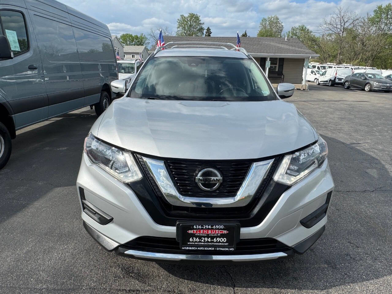 Used 2020 Nissan Rogue SV image 3