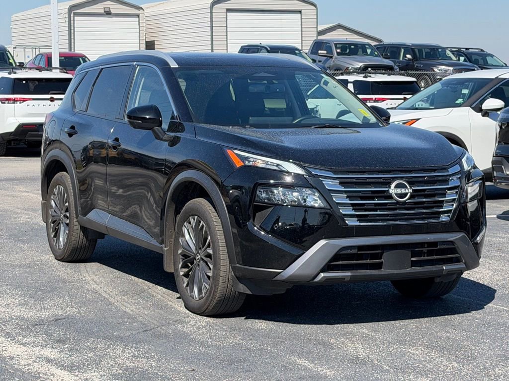 Used 2025 Nissan Rogue SL w/ Tech Package image 2